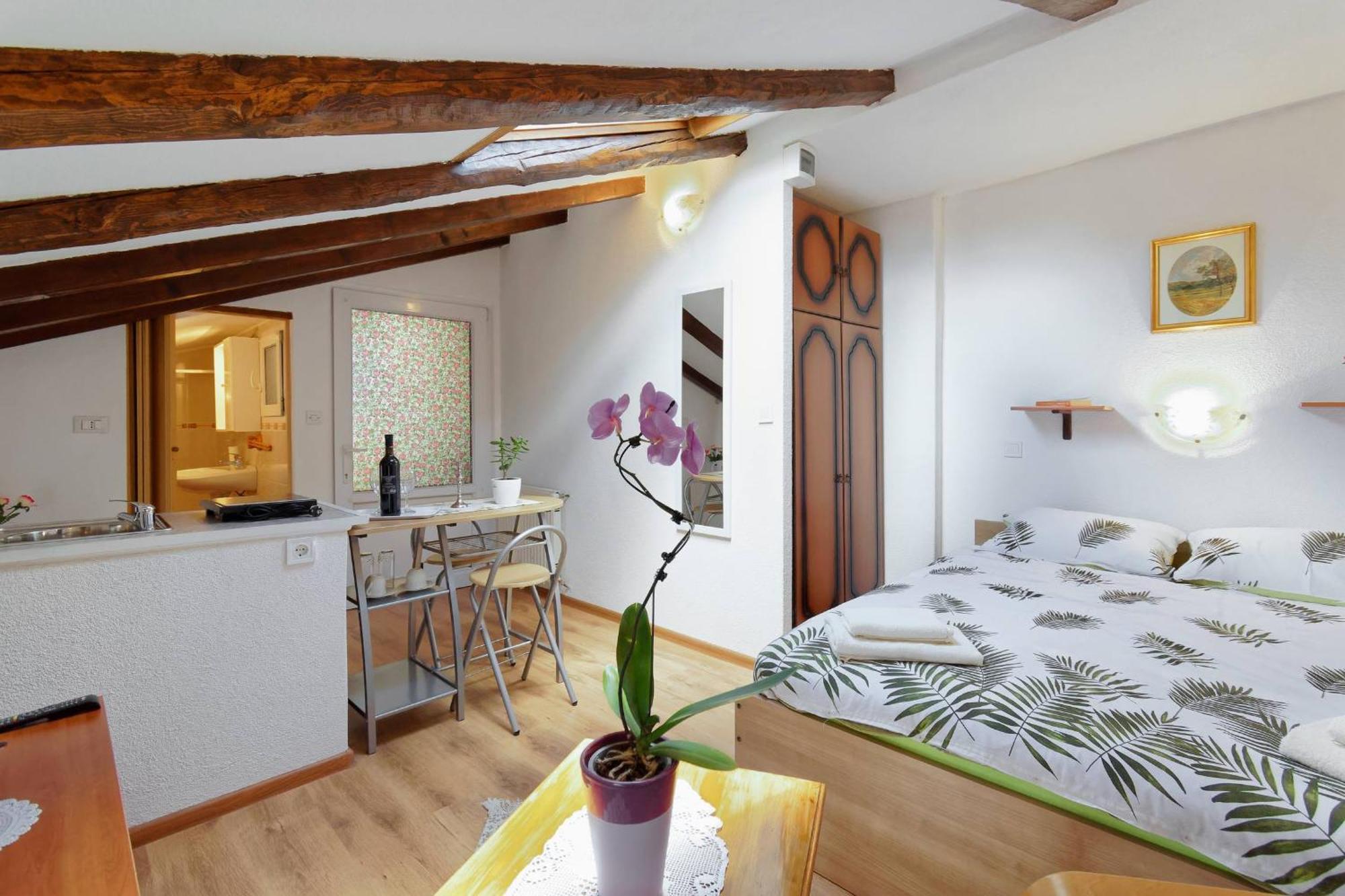 Apartments Viola By Rent Istria Momjan Exterior foto